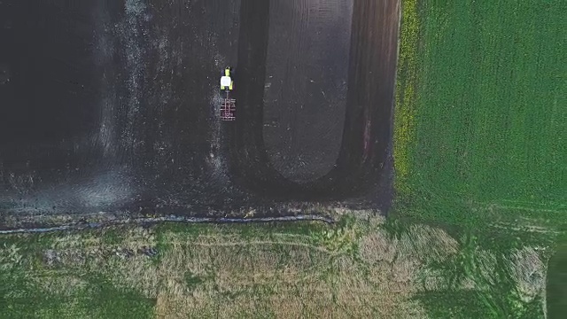 农用拖拉机犁地视频素材