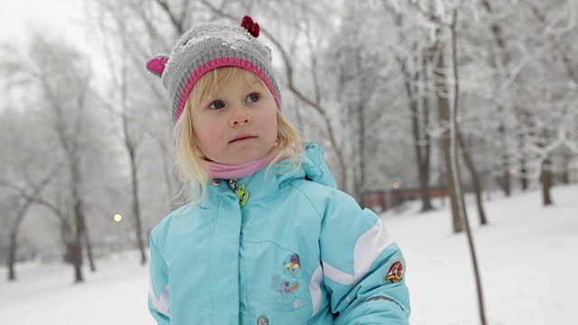 女孩在公园里的雪地上视频素材