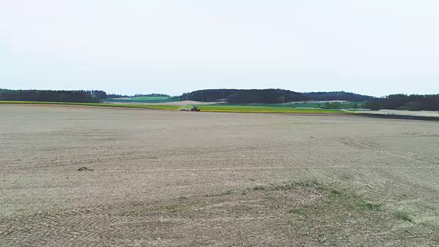 拖拉机耕地领域视频素材