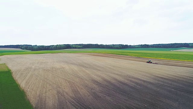 拖拉机耕地领域视频素材