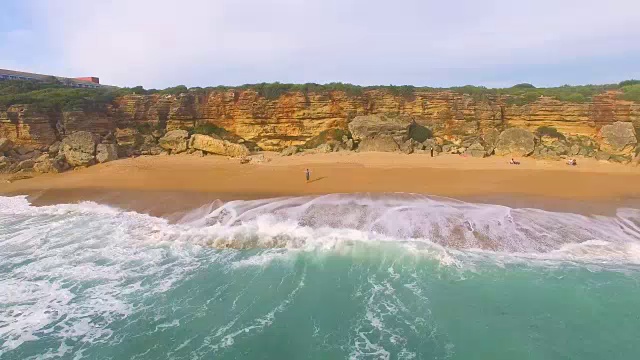 航拍的一个女人独自在一个惊人的和未被破坏的海滩在西班牙海岸视频素材