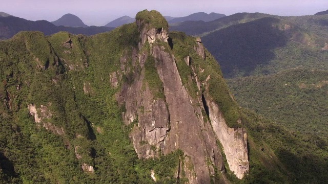 鸟瞰森林覆盖的山峰，马达加斯加视频素材