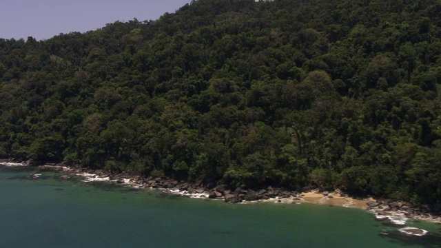 马达加斯加热带海洋和森林海岸上空视频素材