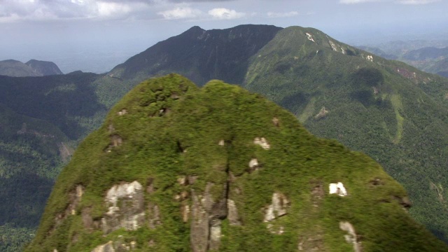 鸟瞰森林覆盖的山峰，马达加斯加视频素材