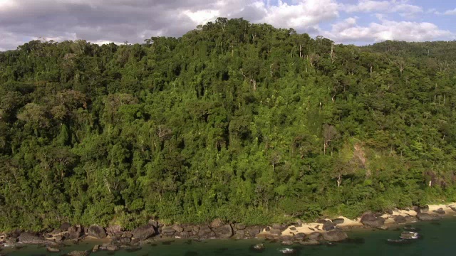 空中飞过海洋和森林覆盖的海岸，马达加斯加视频素材