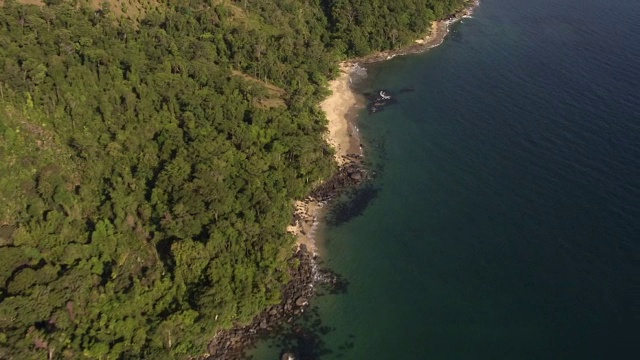 马达加斯加热带海洋和森林海岸上空视频素材