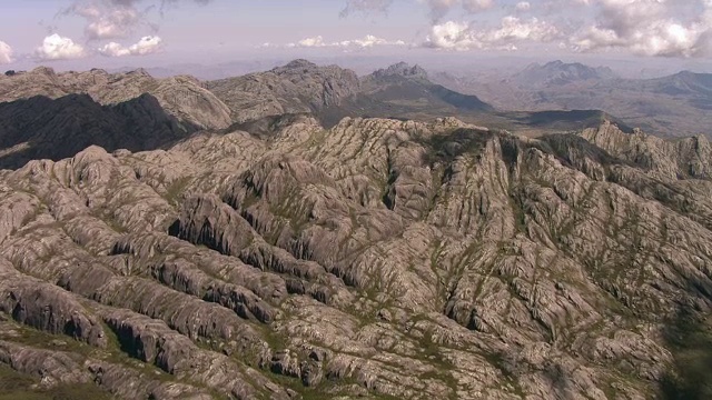 鸟瞰马达加斯加Tsaranoro山的岩石山峰视频素材