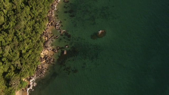 马达加斯加热带海洋和森林海岸上空视频素材