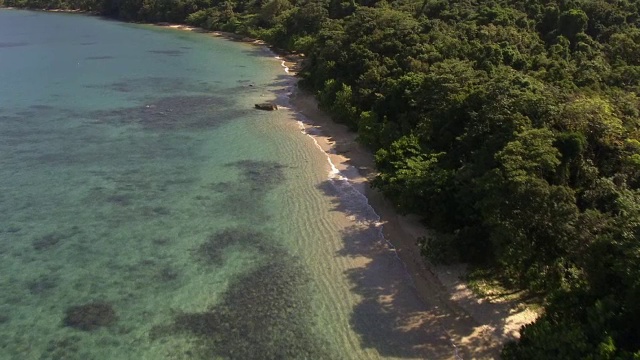 马达加斯加热带海洋和森林海岸上空视频素材