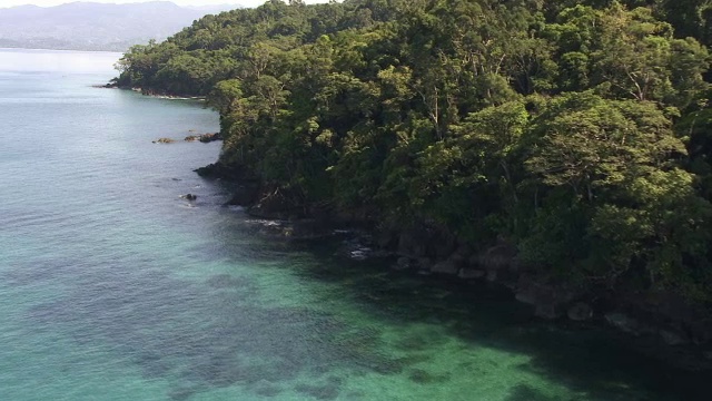 马达加斯加热带海洋和森林海岸上空视频素材