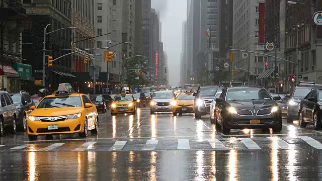 雨中的曼哈顿中城交通视频素材