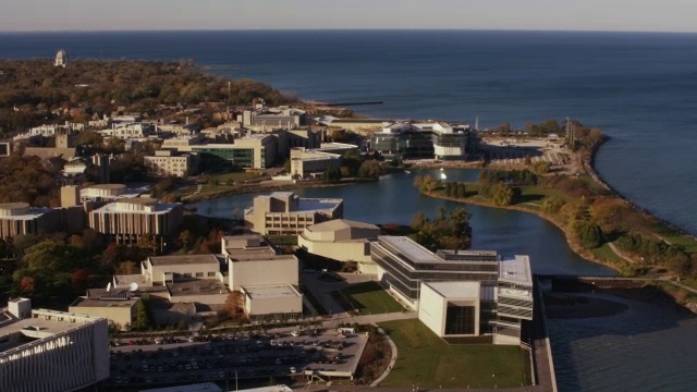 空中飞行沿海岸的密歇根湖和西北大学视频素材