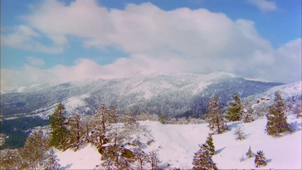 云朵在俄勒冈州的阿什兰雪山上移动时产生了阴影。视频素材