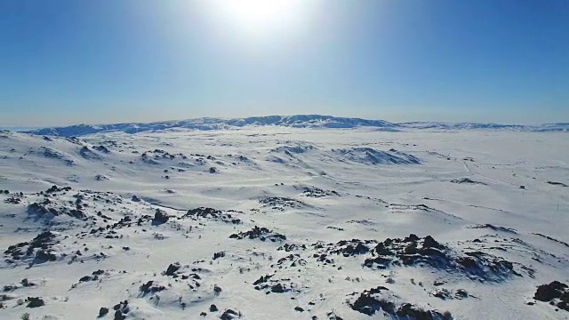 雪山在冬天的鸟瞰图/新疆，中国。视频素材