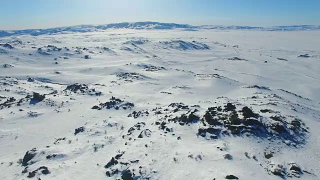 雪山在冬天的鸟瞰图/新疆，中国。视频素材