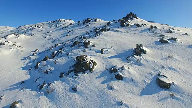 雪山在冬天的鸟瞰图/新疆，中国。视频素材