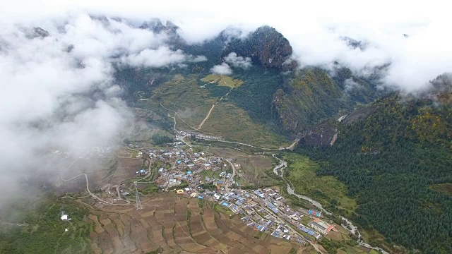 中国甘肃，扎加纳村和山的鸟瞰图视频素材