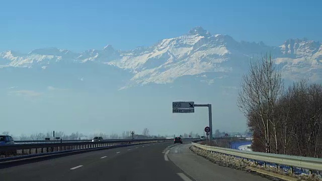 夏蒙尼高速公路上白雪覆盖的山脉视频素材