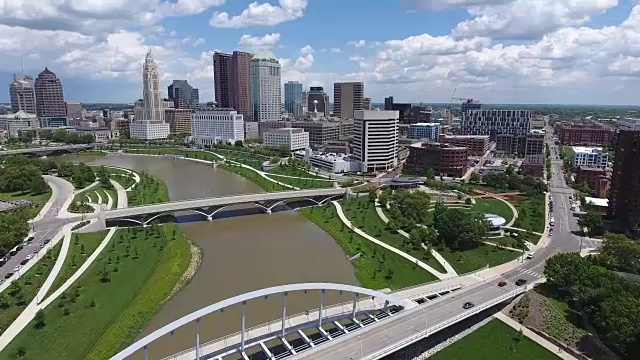 在俄亥俄州哥伦布市肖托河上空飞行视频素材