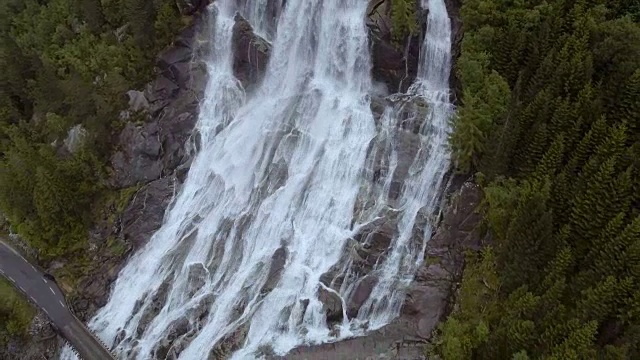 挪威西部的Furubergfossen瀑布视频素材