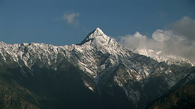 中国新疆，云在雪山上移动视频素材