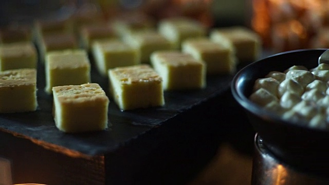甜点自助餐配美味的甜面包。视频素材画面4