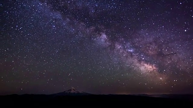 银河升起在俄勒冈州的胡德山视频素材画面2
