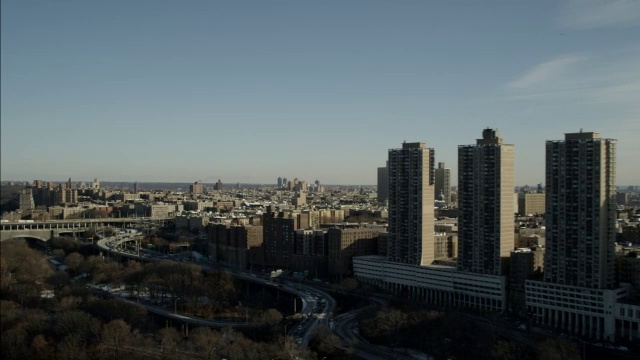 乔治·华盛顿大桥和东河上空的天线。城市天际线可见。视频素材