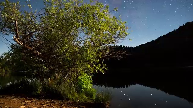 月光下的风景和银河夜空视频下载