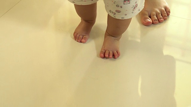 亚洲婴儿与母亲散步视频素材画面2