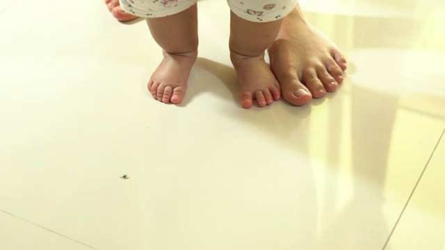 亚洲婴儿与母亲散步视频素材画面3