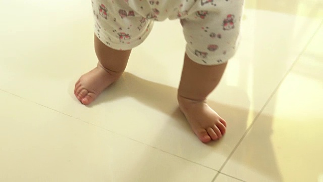 亚洲婴儿与母亲散步视频素材画面4