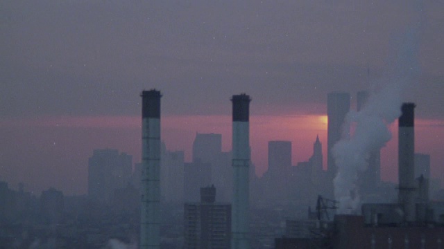 工业建筑物耸立在纽约市天际线的前景中。视频素材