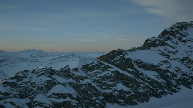 落基山脉在白雪皑皑的山脉中格外醒目。视频素材