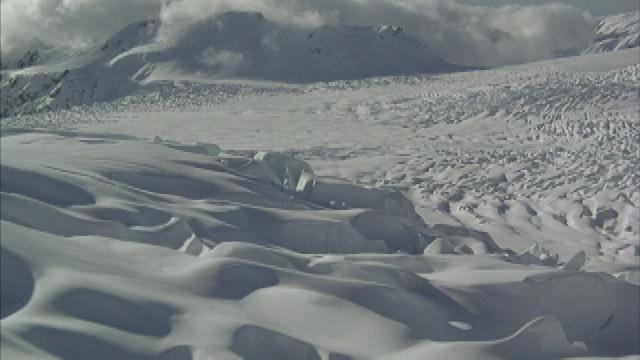 空中俯瞰着美丽的雪山风景。视频素材