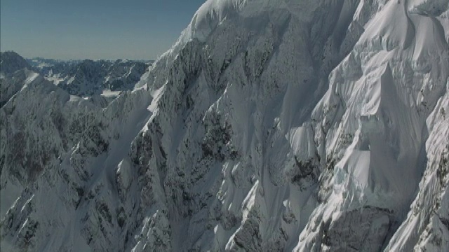 空中飞过云雾，掠过崎岖的雪峰。视频素材