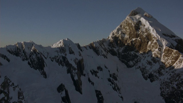 大雪覆盖着崎岖的山峰。视频素材