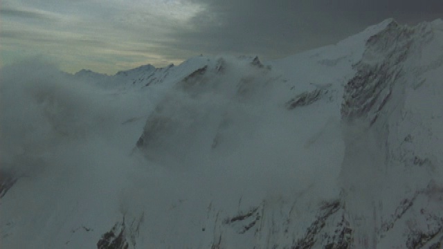 白雪覆盖着高低不平的山峰。视频素材