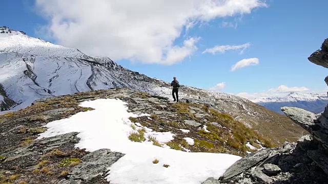 男性徒步者穿越高山山脊视频素材