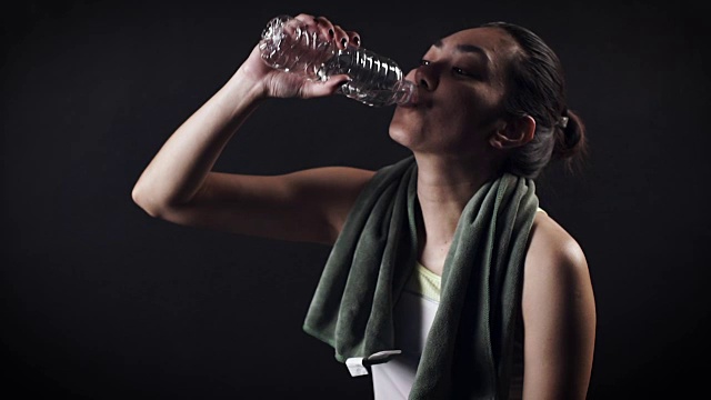 年轻女子在高强度运动后补水视频素材