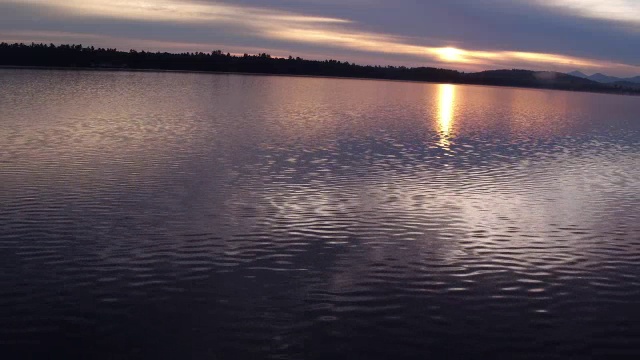 在萨拉纳克湖上空低空飞行，夕阳西下视频素材