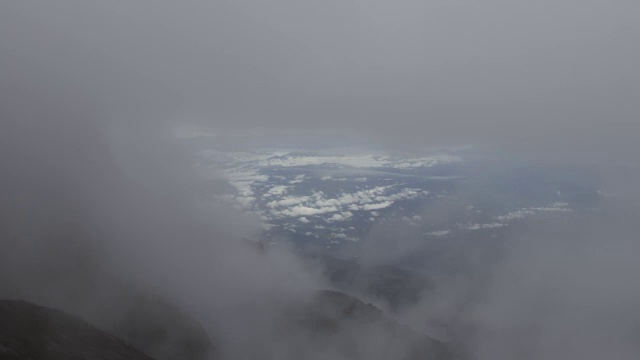 在婆罗洲基纳巴卢山的岩石山峰上，流逝的云滚滚而过视频素材