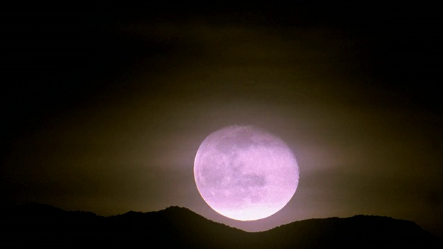 宽镜头延时月亮在夜空中升起视频素材