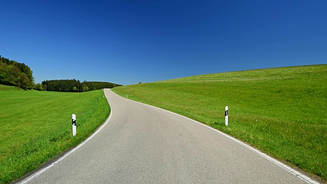 德国巴登-符腾堡州春天草地景观中的乡村道路视频素材