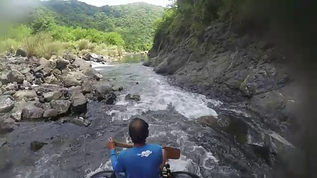 河流骑行的观点视频素材画面1