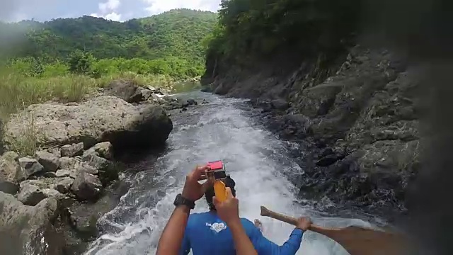 河流骑行的观点视频素材画面2
