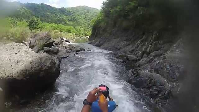河流骑行的观点视频素材画面3