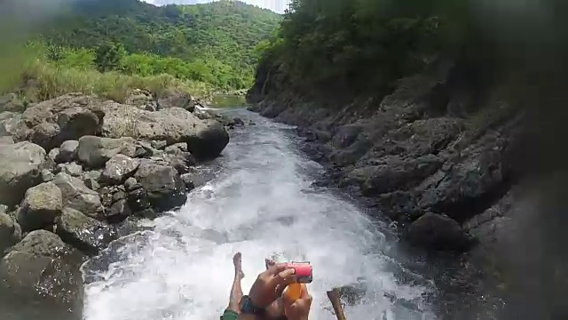 河流骑行的观点视频素材画面4