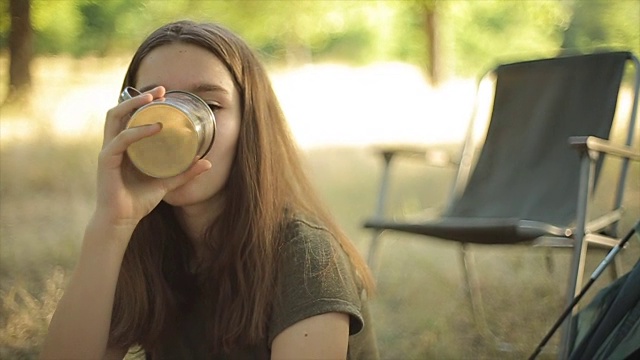 在营地喝茶的少女视频素材