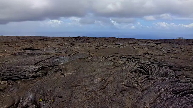 新鲜的熔岩和云时间推移白天白天从基拉韦厄活火山的炽热流普乌喷口活火山岩浆视频素材